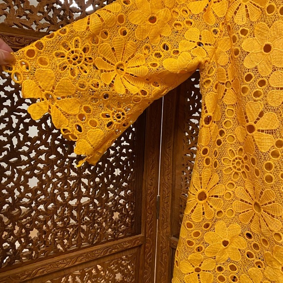 🚺 Chicwish golden embroidered flower top - Picture 5 of 6